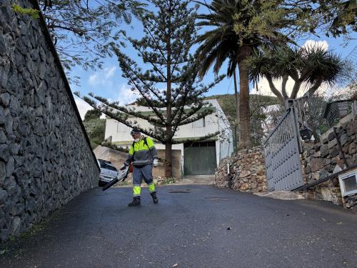 Santa Cruz inicia los zafarranchos de limpieza en Residencial Anaga y barrio de La Alegría