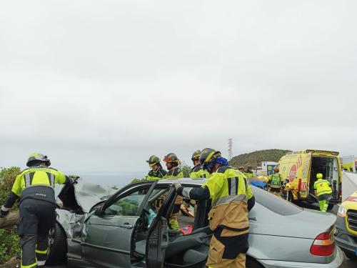 Bomberos de Tenerife intervienen en un accidente de tráfico en Icod de los Vinos