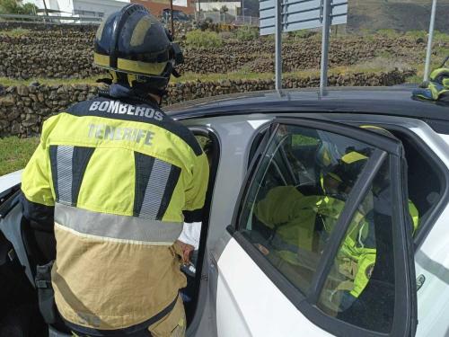 Bomberos de Tenerife intervienen en un accidente de tráfico en Arico