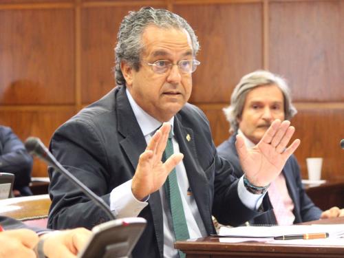 Antonio Alarcó reclama una estrategia nacional para abordar la falta de camas en los hospitales