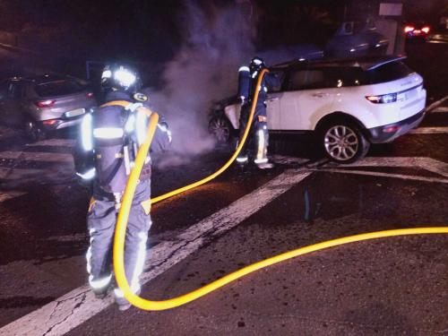 Bomberos de Tenerife intervienen en el incendio de un vehículo en Fasnia