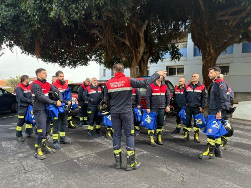 Bomberos de Tenerife reparten ilusión en la planta pediátrica del Hospital La Candelaria