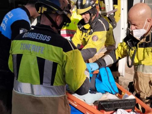 Bomberos de Tenerife apagan un fuego en una motocicleta