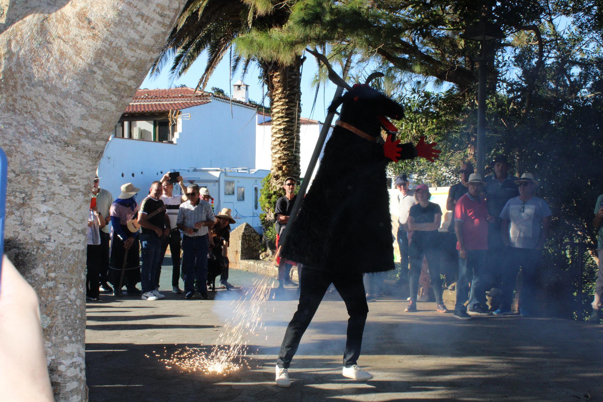 Teno Alto vive su carnaval ancestral con el diablo y el baile de Piñata