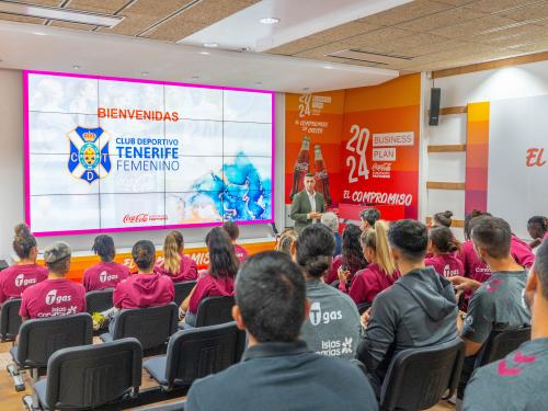 Coca-Cola recibe al CD Tenerife Femenino en su planta y refuerza su apuesta por el fútbol femenino