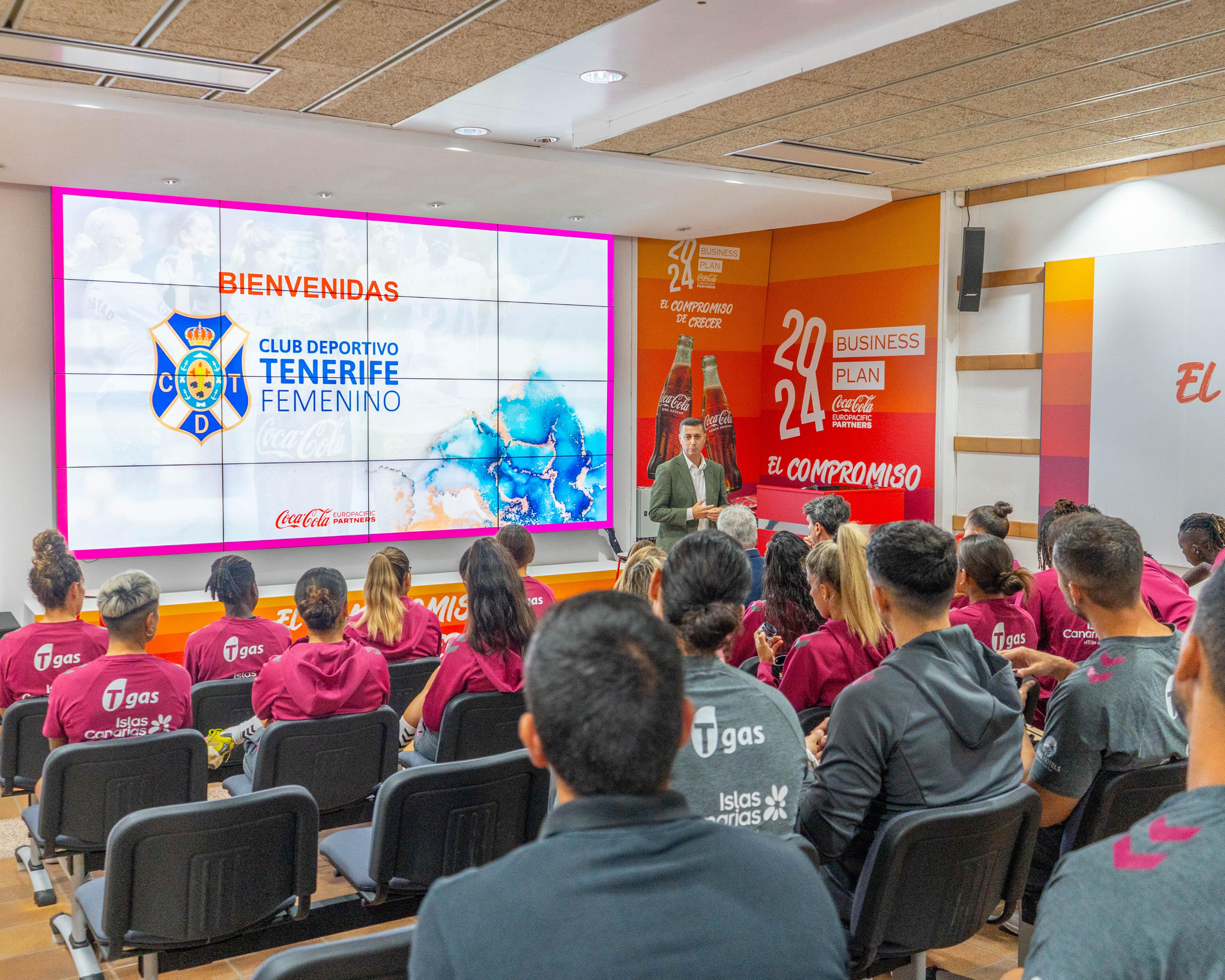 Coca-Cola recibe al CD Tenerife Femenino en su planta y refuerza su apuesta por el fútbol femenino