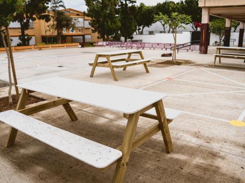 El alumnado de Santa Úrsula transforma 320 kilos de plástico reciclado en mobiliario escolar