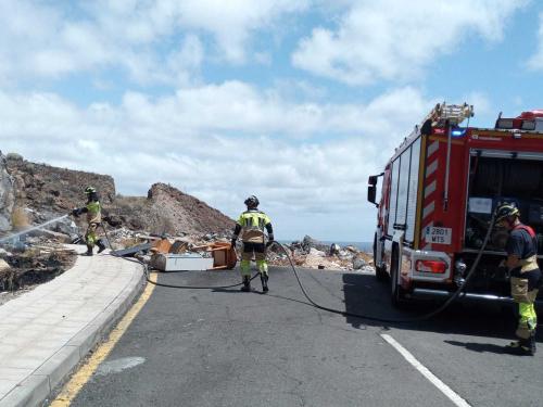 Bomberos de Tenerife intervienen en el vuelco de un vehículo en la TF-2