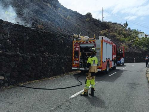 Bomberos de Tenerife intervienen en el incendio de un vehículo en Icod de los Vinos