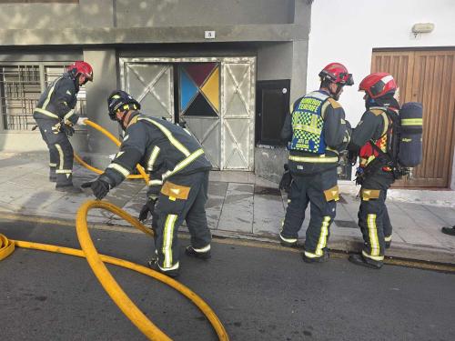 Bomberos de Tenerife extinguen un incendio en una serigrafía en Adeje