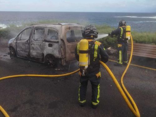 Bomberos de Tenerife rescatan a un parapentista accidentado en Adeje