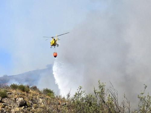 Unas 80 personas trabajan este martes en el incendio de El Tanque (Tenerife) para evitar las reactivaciones