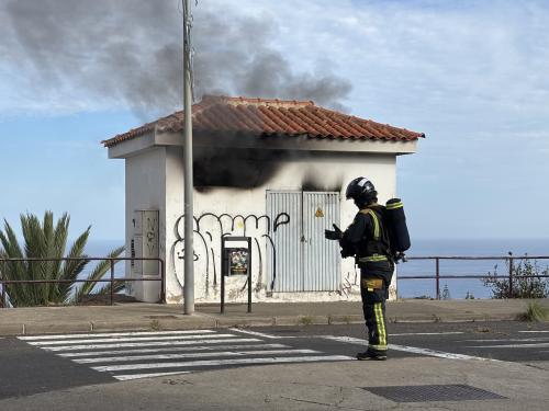 Bomberos de Tenerife intervienen en el incendio de una vivienda en Adeje