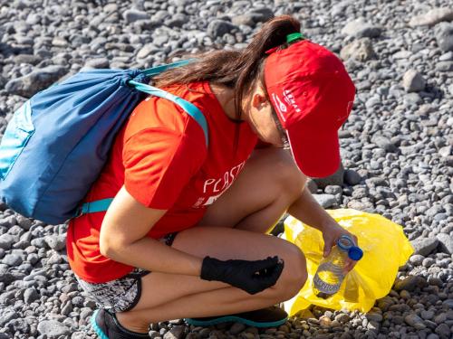 Armas Trasmediterránea y Oceánidas retiran más de una tonelada de residuos de playas en Canarias y Andalucía