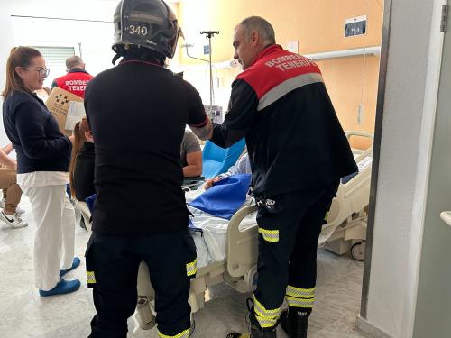 Los niños y niñas del Hospital La Candelaria reciben la visita navideña de Bomberos de Tenerife