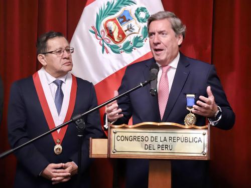 Gabriel Mato recibe la Medalla del Congreso de Perú durante la Asamblea Parlamentaria Euro-Latinoamericana