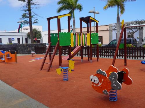 Buenavista del Norte mejora la sombra del parque infantil de la plaza General Eulate