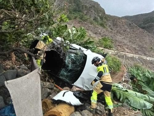 Bomberos de Tenerife auxilian a un menor encerrado en un vehículo