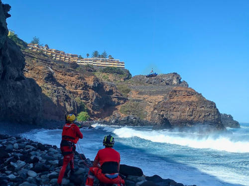 Bomberos de Tenerife intervienen en el rescate de una persona precipitada desde unos 50 metros de altura