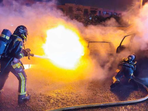 Bomberos de Tenerife extinguen un incendio en el barranco Martiánez