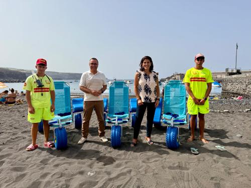 Guía de Isora refuerza su compromiso con la accesibilidad con tres nuevas sillas anfibias en Playa San Juan