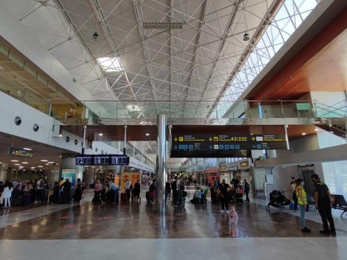 Detienen a 66 personas por el robo de 223.000 euros en tiendas del aeropuerto Tenerife Sur