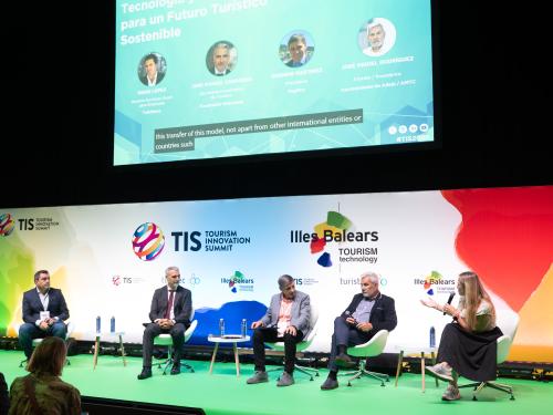 El presidente de los municipios turísticos de Canarias defiende en Sevilla un modelo de gestión centrado en las personas