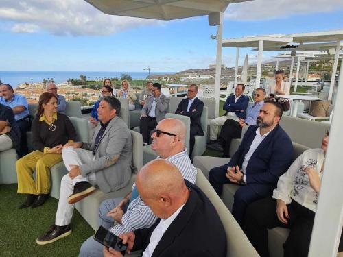 Cerca de 40 empresas y expertos comparten en Adeje propuestas para el desarrollo y equilibrio del modelo turístico