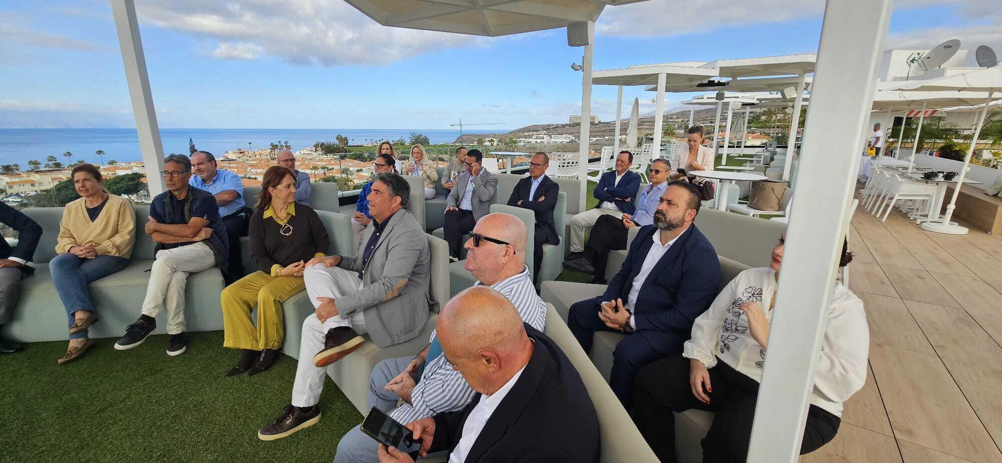 Cerca de 40 empresas y expertos comparten en Adeje propuestas para el desarrollo y equilibrio del modelo turístico