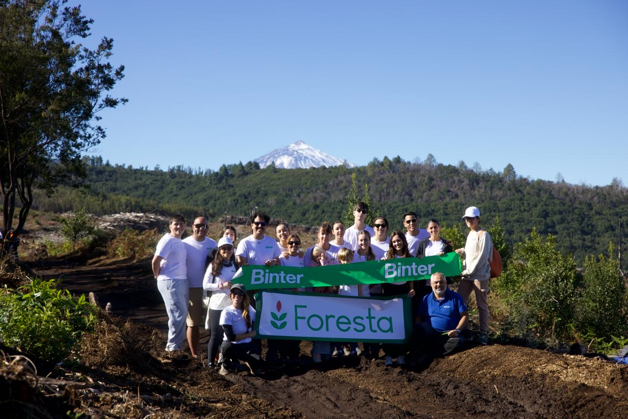 Foresta y Binter colaboran en la reforestación de las zonas afectadas por los incendios en Canarias