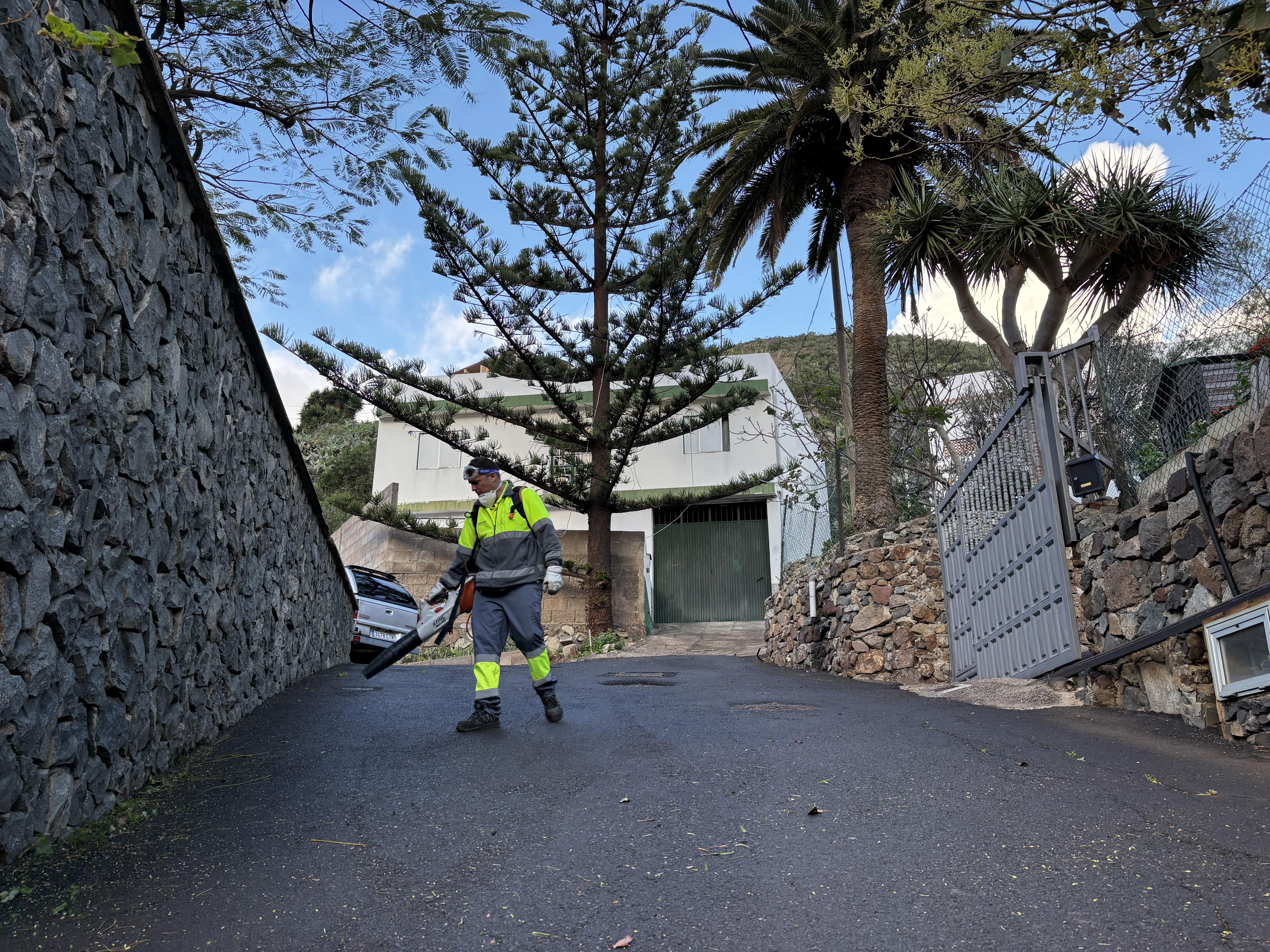 Santa Cruz inicia los zafarranchos de limpieza en Residencial Anaga y barrio de La Alegría