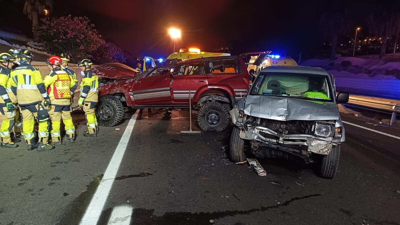 Bomberos de Tenerife extinguen un fuego en un vehículo en la TF-16