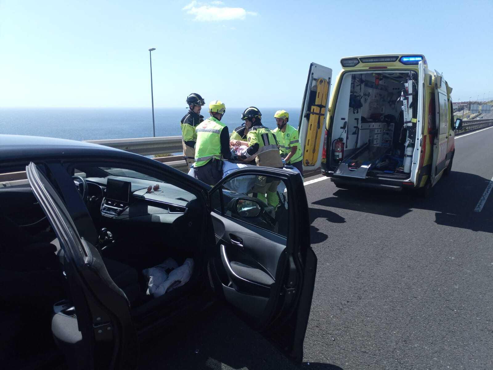 Bomberos Tenerife intervienen en un accidente de tráfico en Vía de Ronda