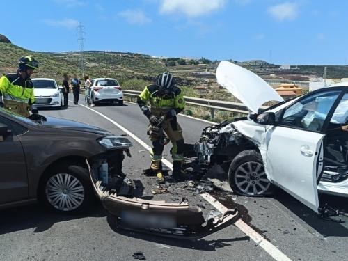 Bomberos de Tenerife intervienen en un accidente de tráfico en Arona