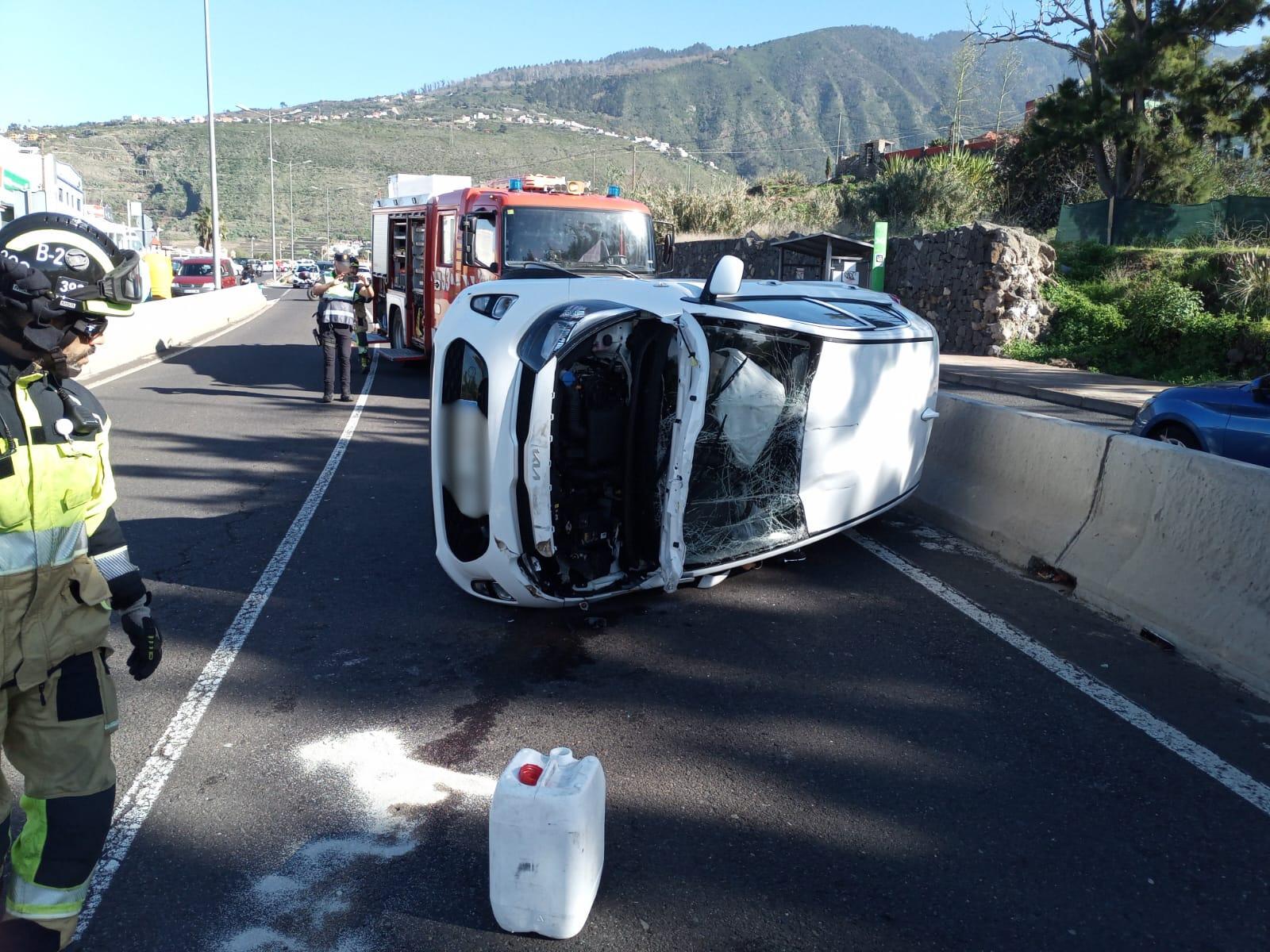 Bomberos de Tenerife intervienen en el vuelco de un camión en la TF-1