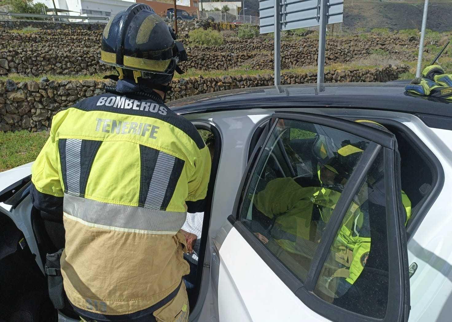 Bomberos de Tenerife intervienen en un accidente de tráfico en Arico