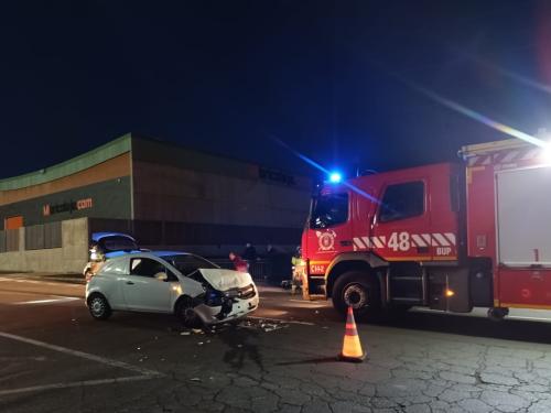 Bomberos de Tenerife intervienen en un incendio de un vehículo en Guía de Isora