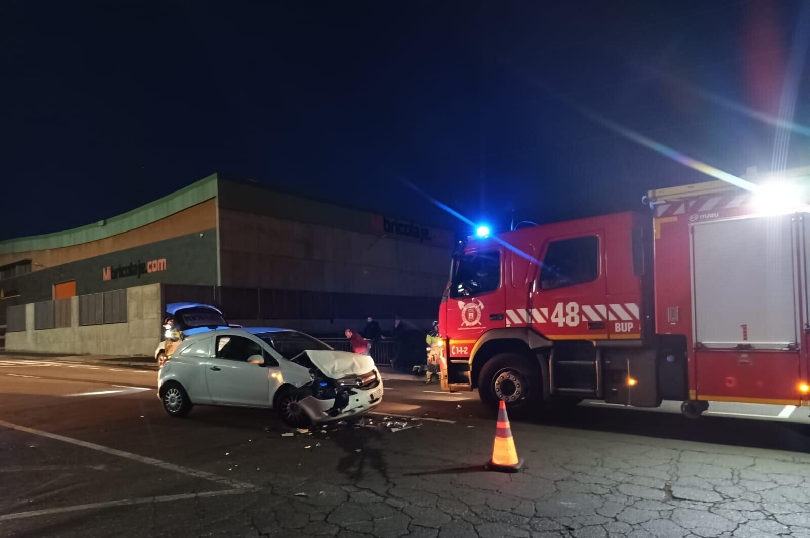 Bomberos de Tenerife intervienen en un incendio de un vehículo en Guía de Isora