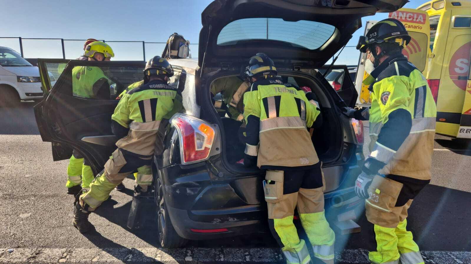 Bomberos de Tenerife intervienen en un accidente de tráfico en la TF-1