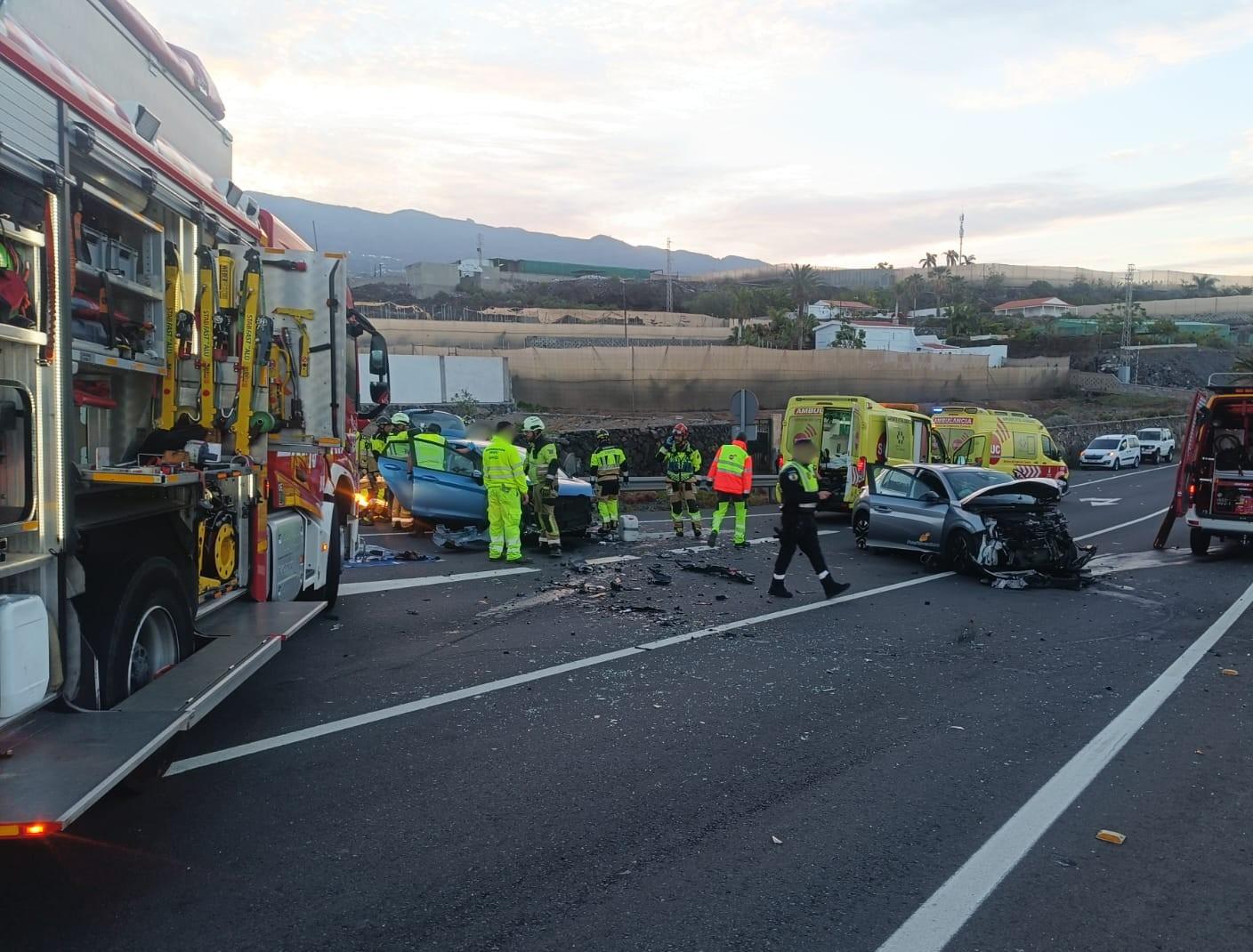 Bomberos de Tenerife intervienen en un accidente de tráfico en Guía de Isora