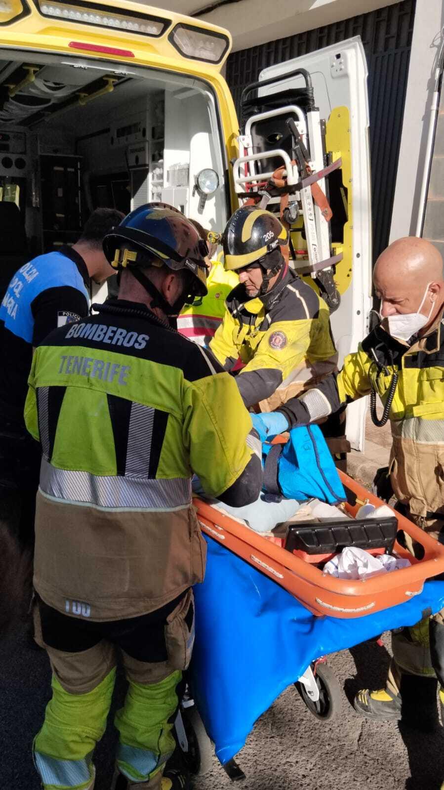Bomberos de Tenerife apagan un fuego en una motocicleta