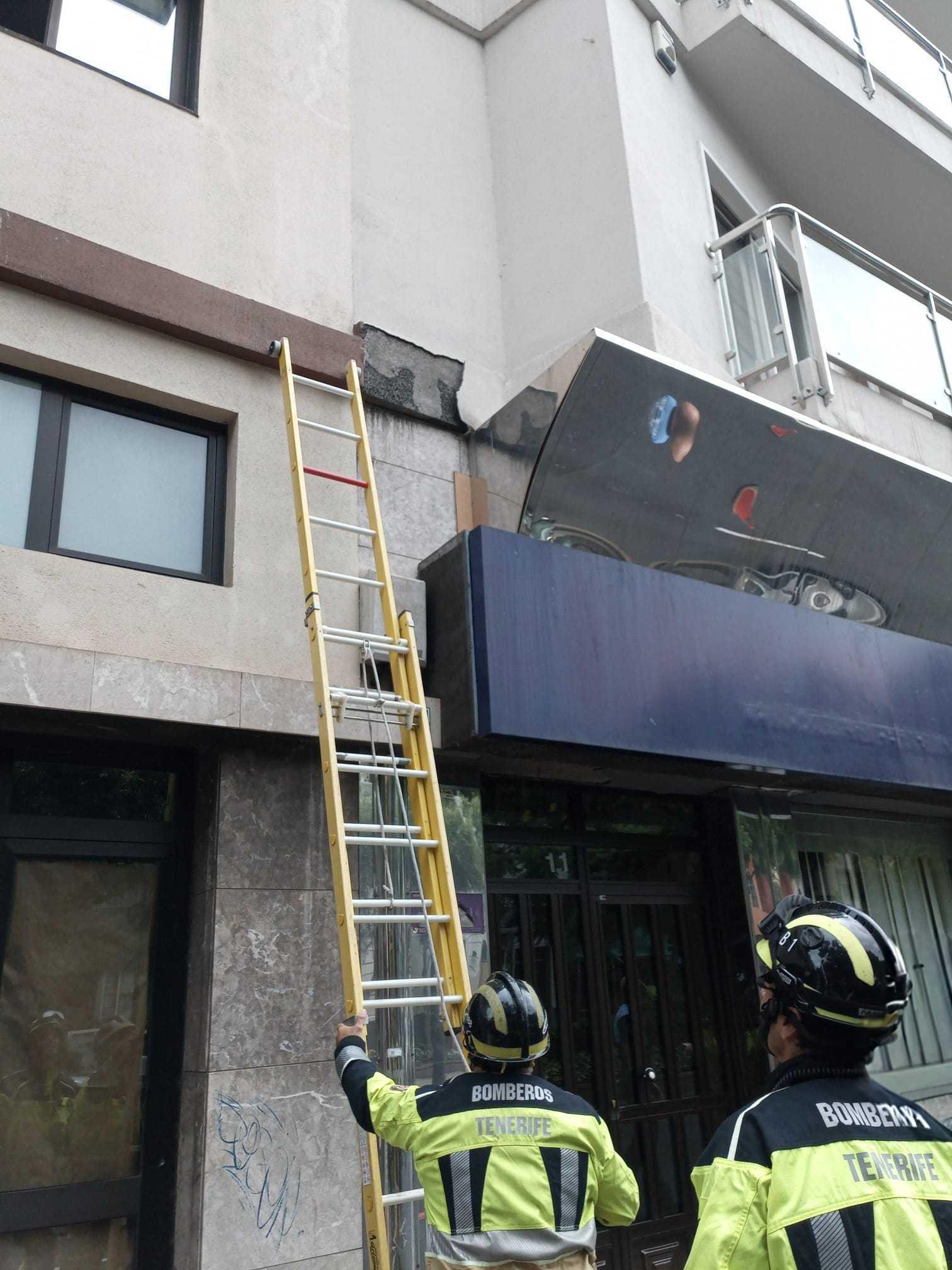 Bomberos de Tenerife intervienen en el incendio de un vehículo en Granadilla