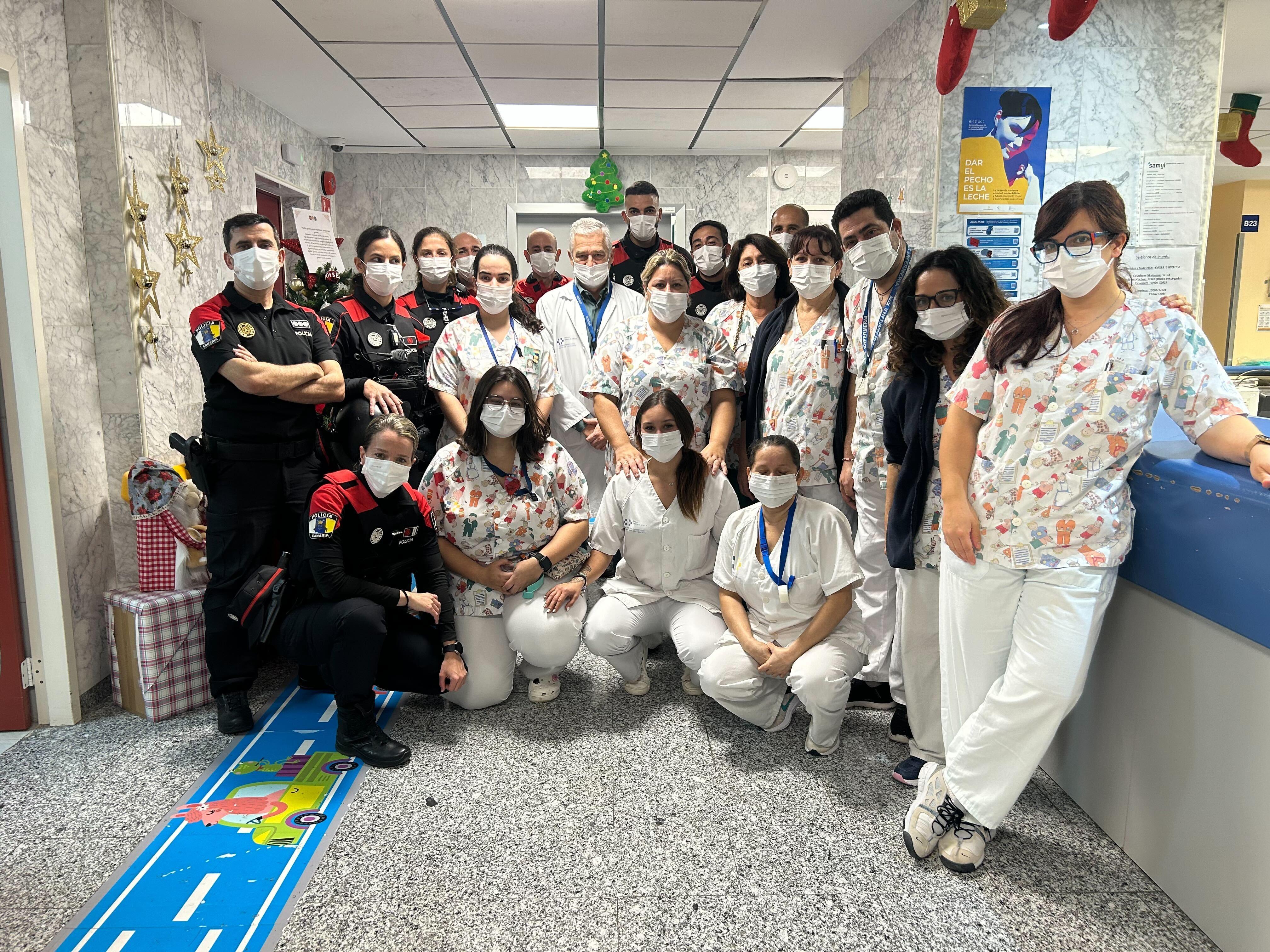 Los pacientes pediátricos del Hospital La Candelaria reciben la visita de la Policía Canaria