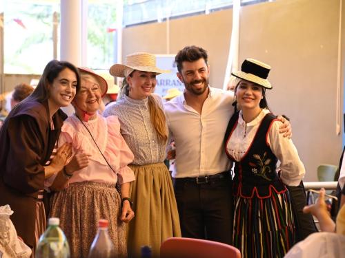 300 mayores de Santa Cruz de Tenerife  celebran las tradiciones canarias  con bailes y música folclórica