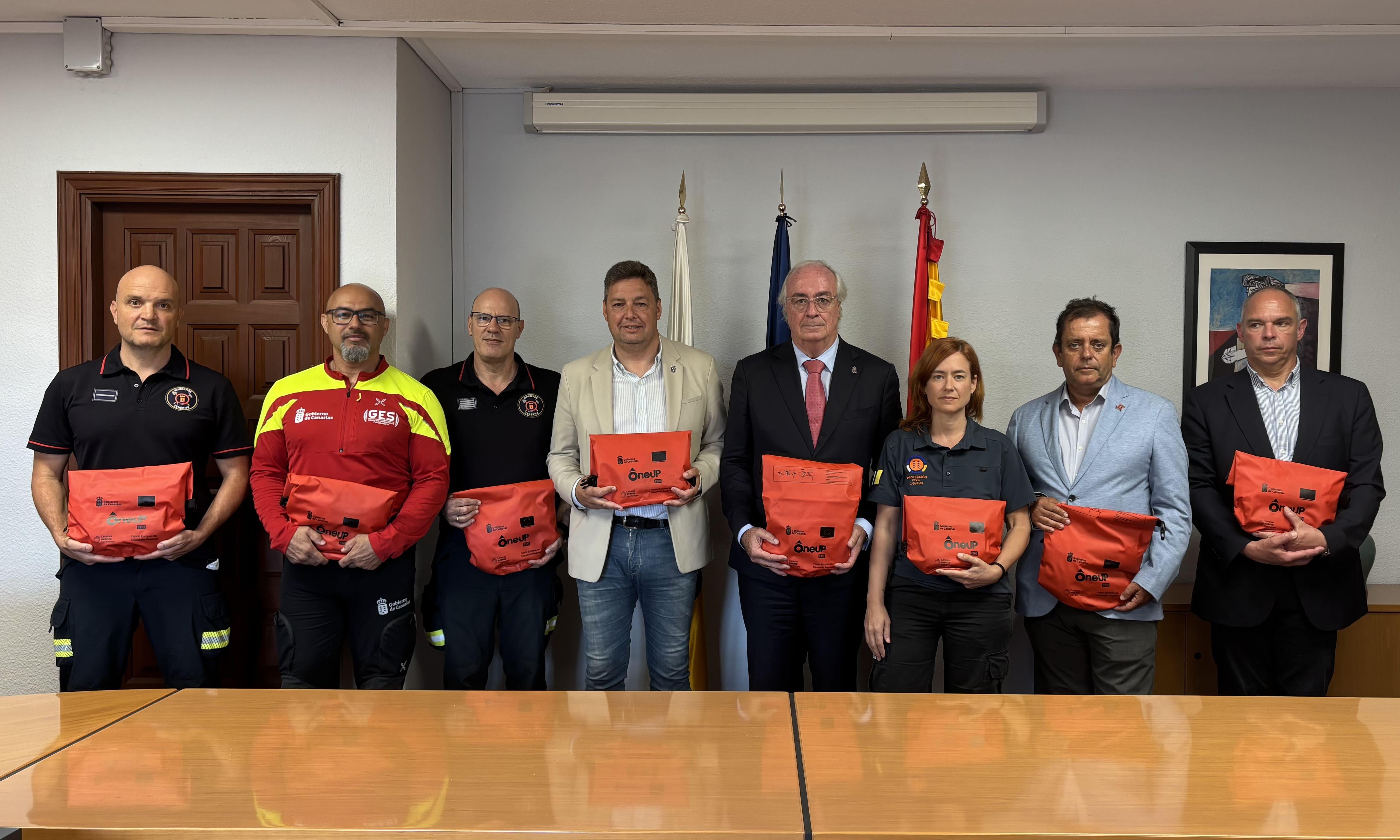 El Consorcio de Bomberos de Tenerife recibe una treintena de salvavidas OneUp para rescate acuático