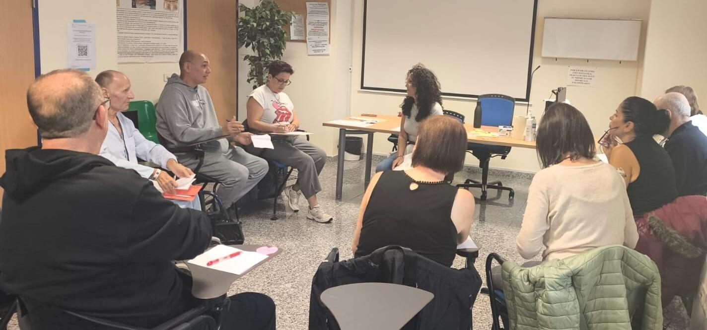 La Escuela de Pacientes del SCS forma en el Hospital La Candelaria a una treintena de personas en los cuidados del cáncer de mama, EPOC y ostomías