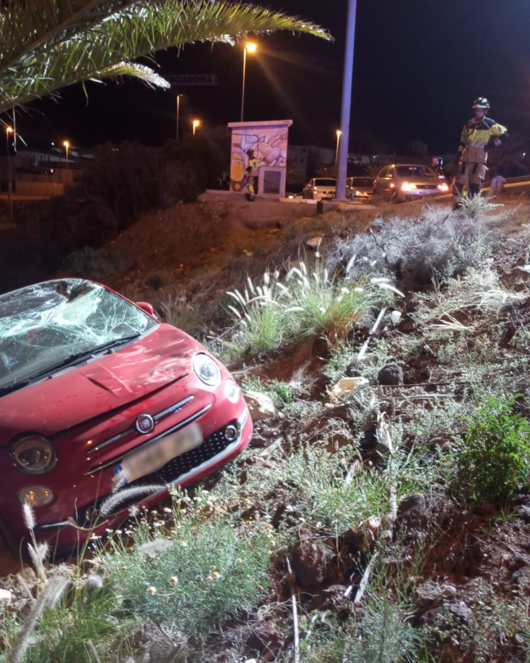 Bomberos de Tenerife rescatan a una persona atrapada en una compactadora de papel