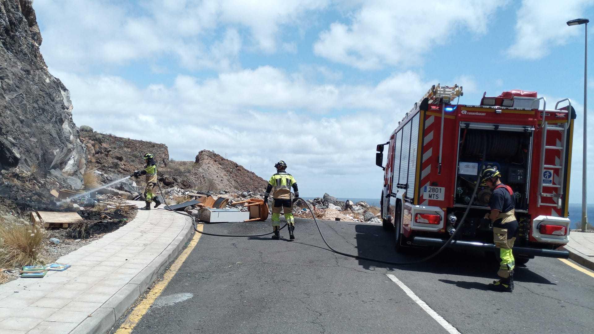 Bomberos de Tenerife intervienen en el vuelco de un vehículo en la TF-2