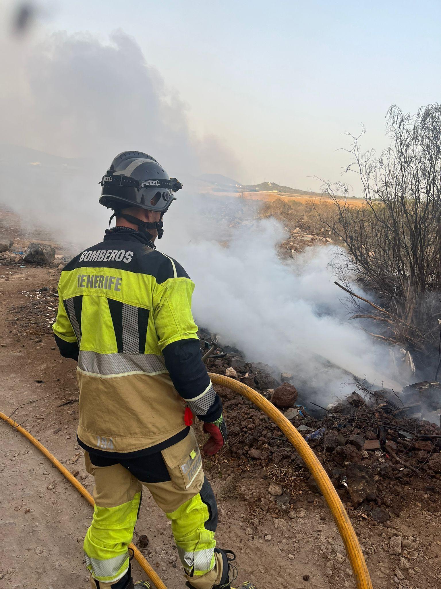 Bomberos de Tenerife intervienen en el vuelco de un vehículo en Puerto de la Cruz