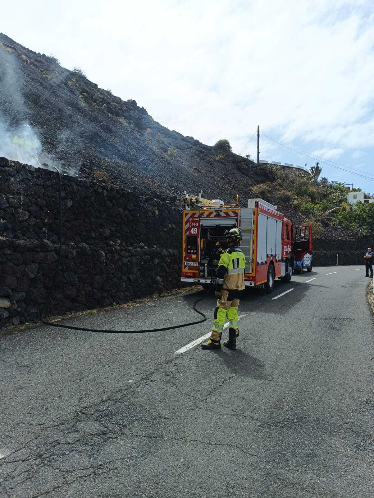 Bomberos de Tenerife intervienen en el incendio de un vehículo en Icod de los Vinos